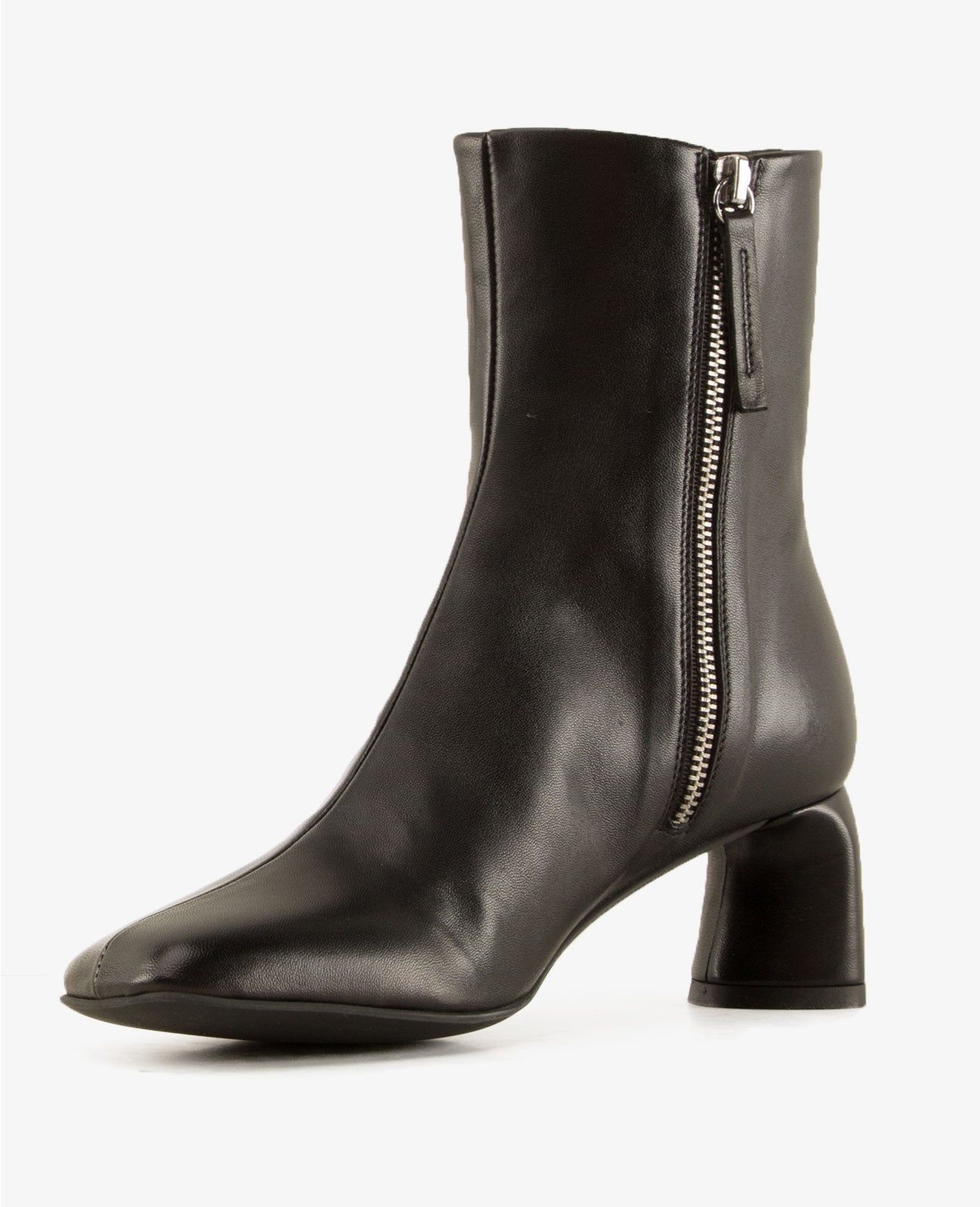 Dara 16 Black